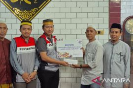 Pertamina salurkan santunan kepada masjid dan panti asuhan di Ujung Tanah