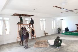 Prajurit Satgas Yonif 511/DY rehab Gereja Konikme Lanny Jaya