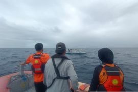Tim SAR selamatkan dua nelayan alami kapal mati mesin di Maluku Utara