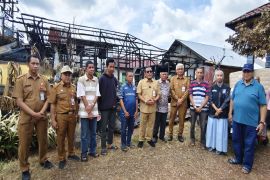 Bupati HSU serahkan bantuan korban kebakaran Pamintangan