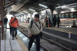 KA Logawa terlambat tiba di stasiun 1 jam akibat gangguan lokomotif