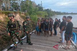 Indonesian military evacuates 44 gold miners in Papua