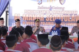 Polres Lamongan bekali santri kemampuan dasar penyelamatan air
