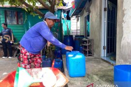 Gerobak Bantuan CSR BRK Syariah yang Mengubah Hari-Hari Karmila di Desa Mengkait Anambas