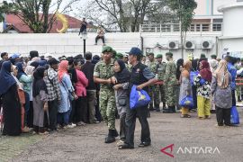 Bakti sosial TNI bagikan sembako di Tasikmalaya