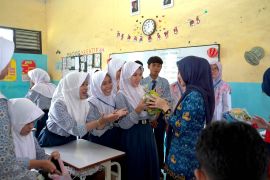 Pemkab Serang salurkan beasiswa untuk siswa dan guru