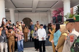 Pemkot Ambon serahkan bantuan 100 hewan kurban berupa sapi dan kambing