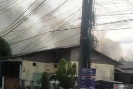 20 personel padamkan kebakaran rumah di dekat Terminal Pinang Ranti