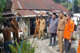 Ketua DPRD Kota Jambi tinjau rumah warga yang amblas di Sungai Putri