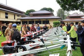 Bupati Lampung Barat serahkan bantuan traktor kepada 10 kelompok tani