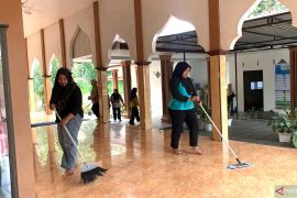 Relawan SPPG Dolok Manampang gotong royong bersihkan masjid Istiqomah
