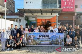 Karyawan PT PNM Kabanjahe salurkan dua ekor hewan kurban untuk dua masjid di Kabanjahe