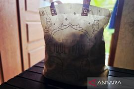 Kenaikan bahan baku plastik bisa jadi peluang perajin tas di Natuna