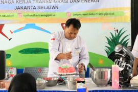Sudin Nakertransgi Jaksel latih 50 warga membuat aneka kue