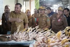 Wabup Kapuas sidak pasar pastikan pasokan aman jelang Idul Adha