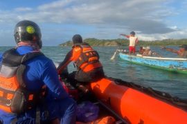Tim SAR gabungan mencari nelayan hilang di Teluk Awang Lombok Tengah