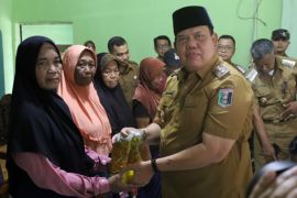 Wabup Azwar Hadi turun langsung pantau bantuan pangan di Desa Girikelopomulyo