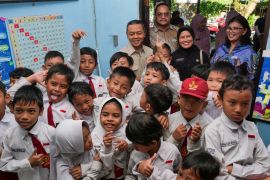Wamen Fajar dorong industri energi terbarukan perkuat partisipasi semesta pendidikan