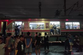 Ada gangguan sarana akibatkan KRL Duri-Tangerang terhenti