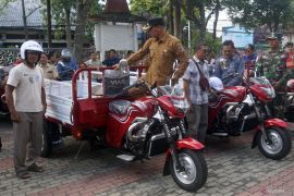 Penyerahan kendaraan operasional KDKMP Tulungagung