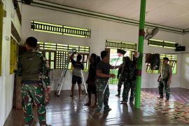 Yonif 511 bersihkan Masjid Dabra Mamberamo Raya sambut Idul Adha 1447 H