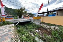 Warga keluhkan sedimentasi tutupi saluran air di jembatan Talumolo