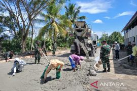 Kodim Temanggung melakukan pengecoran jalan baru di depan KDKMP Kaloran