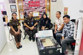 Terdakwa korupsi bansos sarung serahkan Rp90 juta ke Kejari Mataram