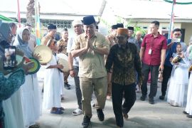 Gubernur Babel serahkan sapi kurban Presiden ke Kampung Nelayan