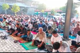 Kalipepe Land bagikan paket MBG ke jamaah Salat Idul Adha