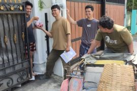 Warga nonmuslim berbaur ikut rayakan Idul Adha di Gedangan
