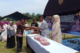 Polres Dharmasraya berbagai daging kurban Idul Adha ke masyarakat
