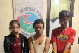 Polisi tangkap tiga orang pesta narkotika saat malam takbiran