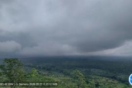 Semeru erupsi disertai APG dengan jarak luncur tidak diketahui