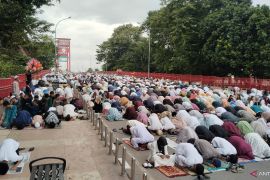 Warga Palembang shalat Idul Adha 1447 H di Jembatan Ampera