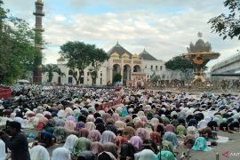 Puluhan ribu warga Palembang shalat Idul Adha 1447 H di Jembatan Ampera