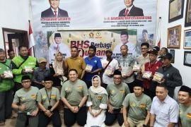 Anggota Komisi VII DPR bagikan 120 ekor sapi kurban