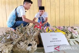 Perum LKBN ANTARA gunakan besek distribusikan daging kurban di Palu