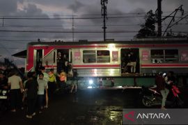 KRL Duri-Tangerang terhenti, penumpang dengar tiga kali ledakan