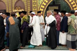 Wagub Malut salat Idul Adha bersama ribuan warga di Masjid Raya Shaful Khairaat