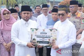 Gubernur Kaltim serahkan sapi kurban negara di Islamic Center