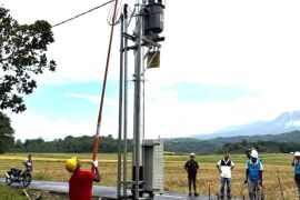 PLN mengalirkan listrik ke daerah pelosok di Kabupaten Ngada