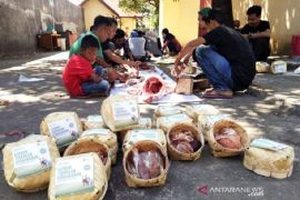Pemkot ingatkan panitia tak gunakan plastik hitam untuk daging kurban