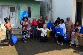 PNM salurkan donasi pakaian layak dan buku bekas