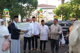 Pegadaian Manado serahkan puluhan ekor hewan kurban