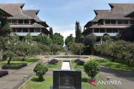 Humaniora kemarin, dugaan fraud riset alumi ITB hingga sekolah di 3T