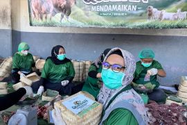 NU Care-LAZISNU konsisten pakai besek bambu salurkan daging kurban