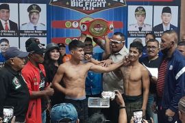 Sunan dan Noldi tundukkan petinju Thailand pada Pattimura Big Fight