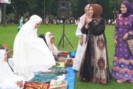 Wabup Tiorita Surbakti Shalat Idul Adha bersama ribuan warga di Alun-alun Stabat