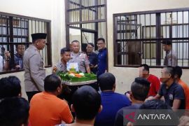 Kapolres Tapsel Rayakan Ulang Tahun dengan Berbagi Nasi Tumpeng kepada Tahanan